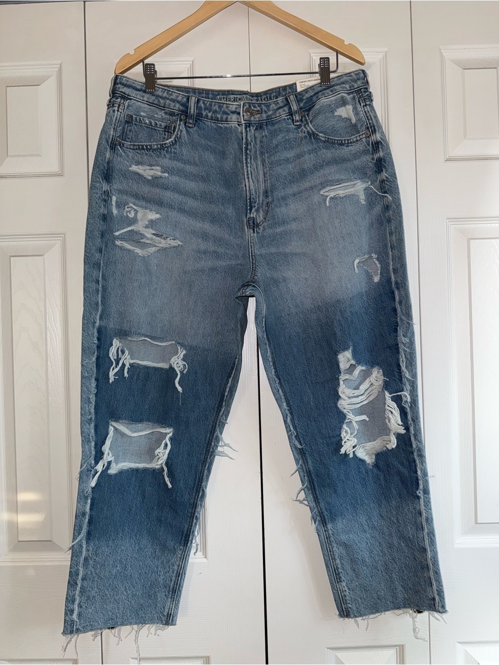 American Eagle high rise distressed mom Jean size 28/L25
